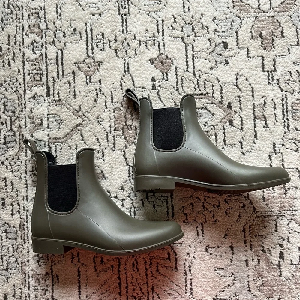 A New Day Chelsea Short Rain Boots - Olive Green Size 8